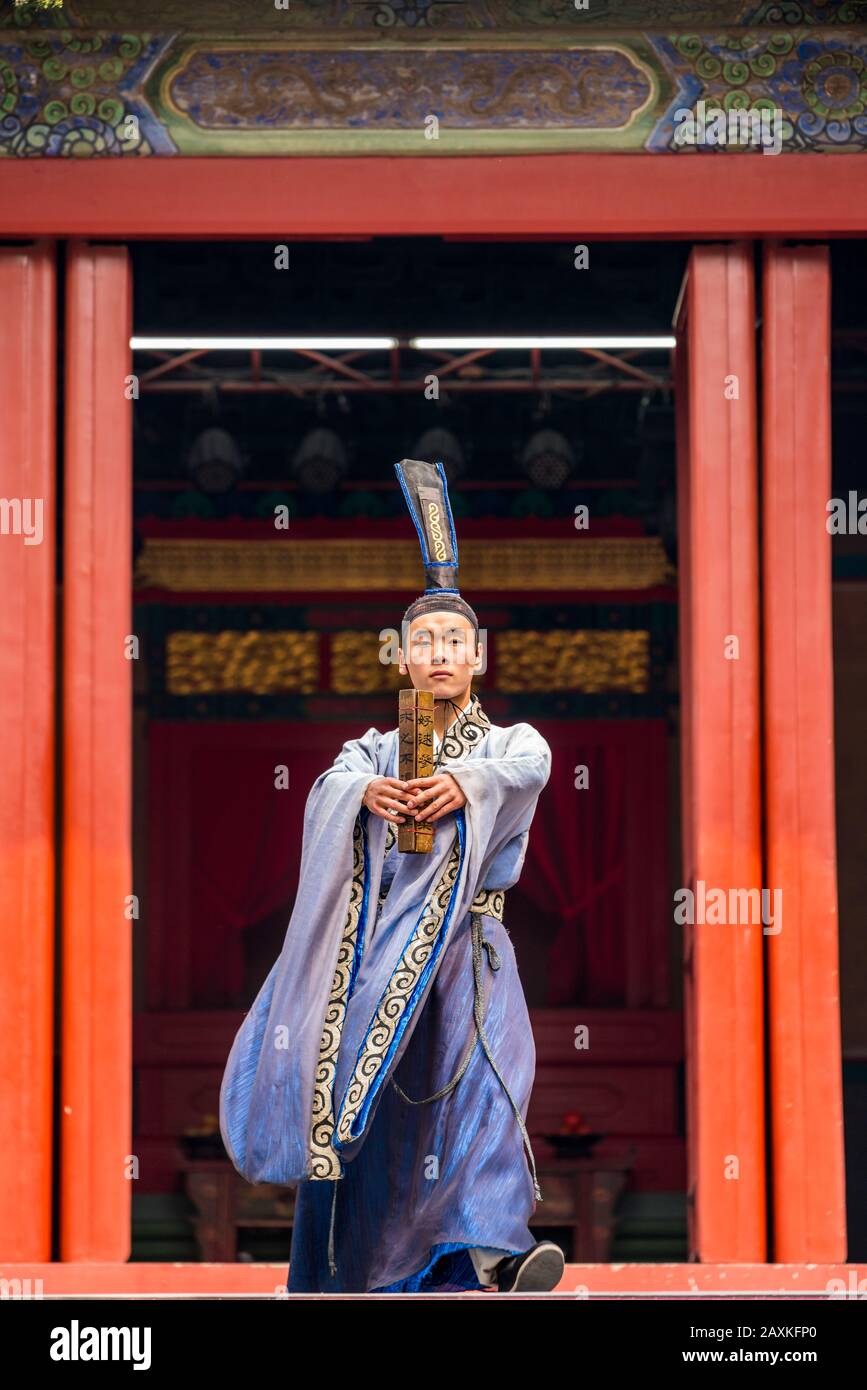 Spettacolo teatrale Cinese tradizionale nel tempio di Pechino, Cina Foto Stock