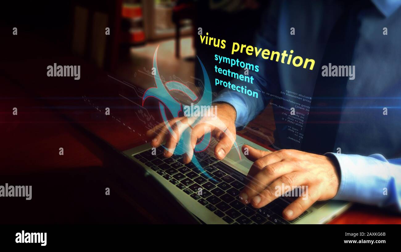 Uomo che digita sul laptop con schermo con ologramma di protezione da virus sulla tastiera. Concetto di ricerca di informazioni su sanità, prevenzione ed epidemia w Foto Stock