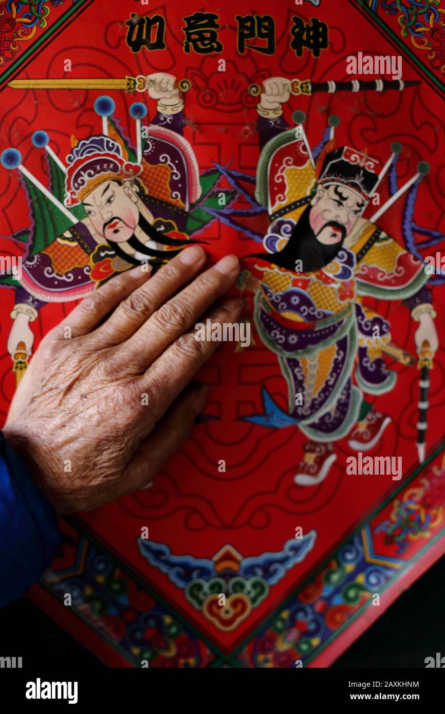 Un tradizionale adesivo cinese porta con un dipinto di leggendario figure Foto Stock