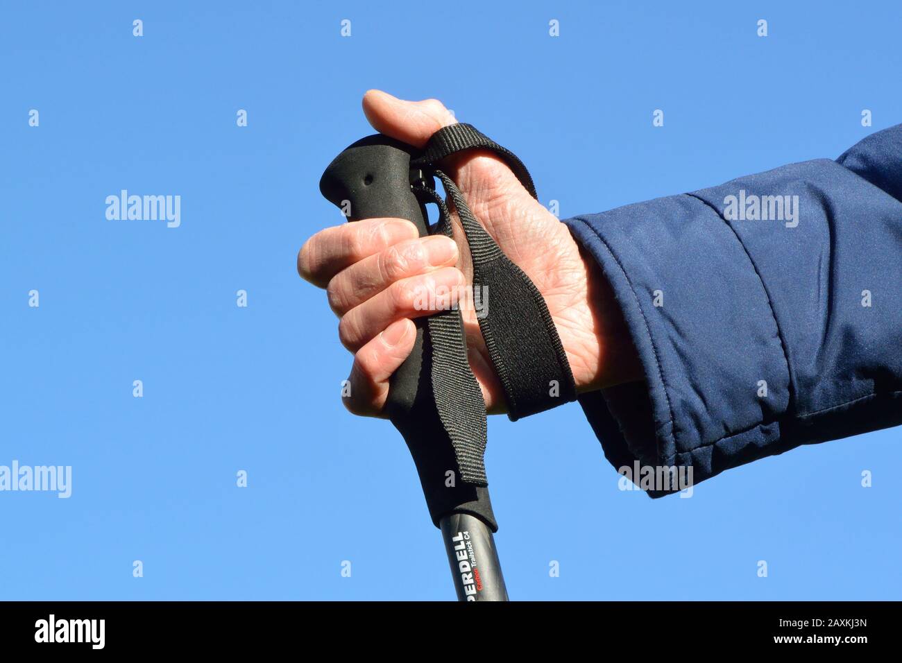 Cinturino da polso su palo da trekking. Uso non corretto. Foto Stock