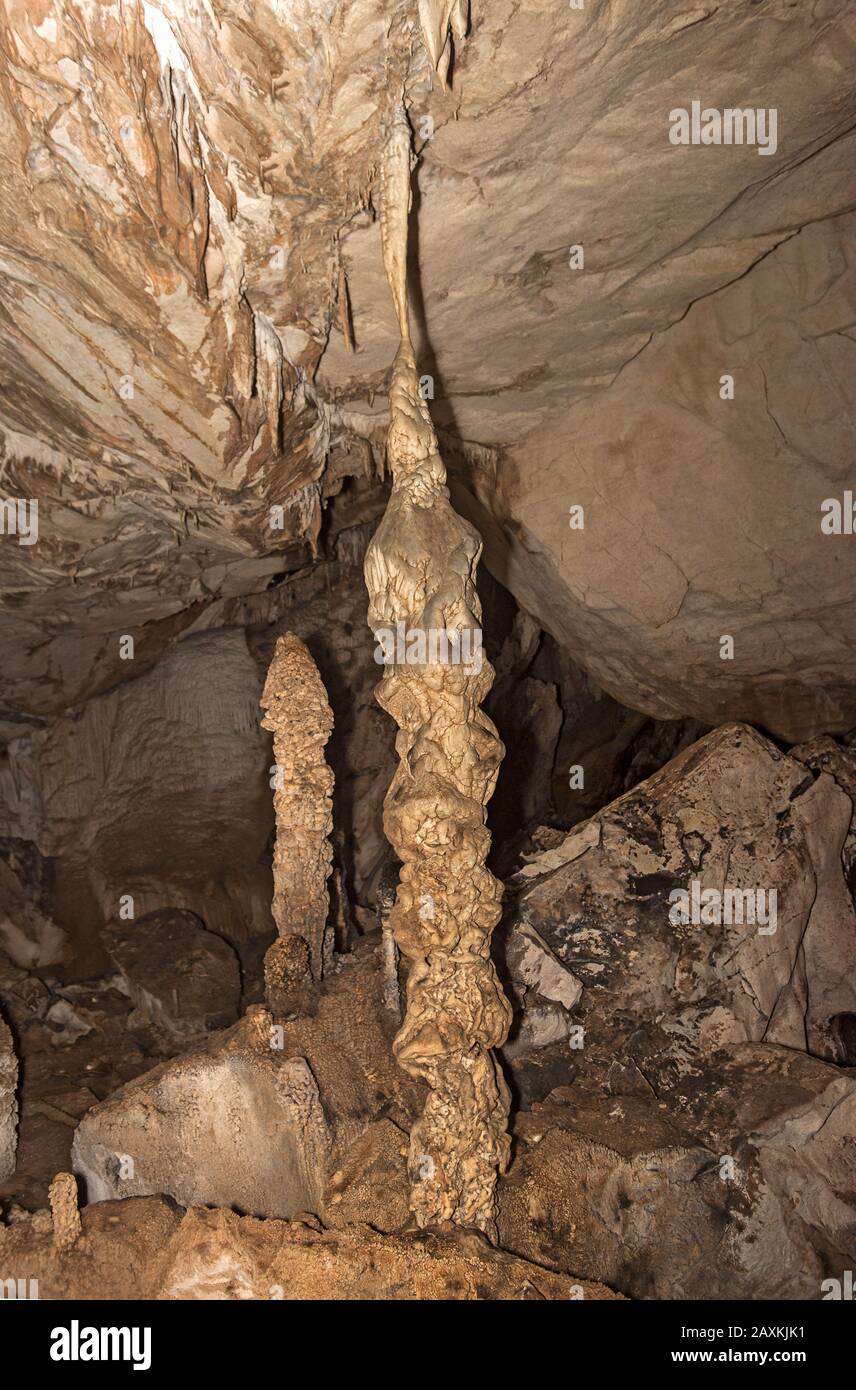 Stalagmiti, stalattiti e stalagiti, colonne in pietra goccia nella camera del Re della Grotta del Vento, Gunung Mulu Nationalpark, Sarawak, Borneo, Malesia Foto Stock