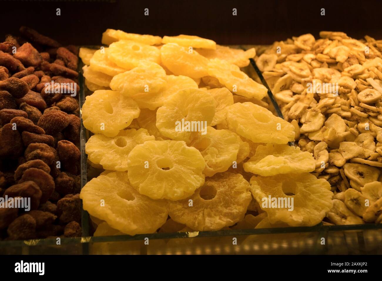 Ananas e banane secchi e tagliati a fette Foto Stock