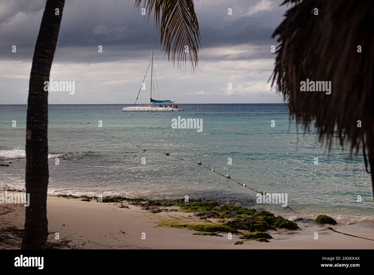 Barca sul mare con tempesta Foto Stock