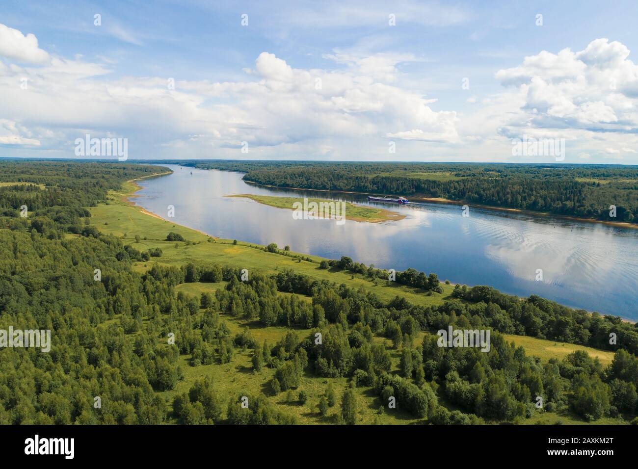 Fiume Volga in un paesaggio estivo (fotografia aerea). Regione di Yaroslavl, Russia Foto Stock