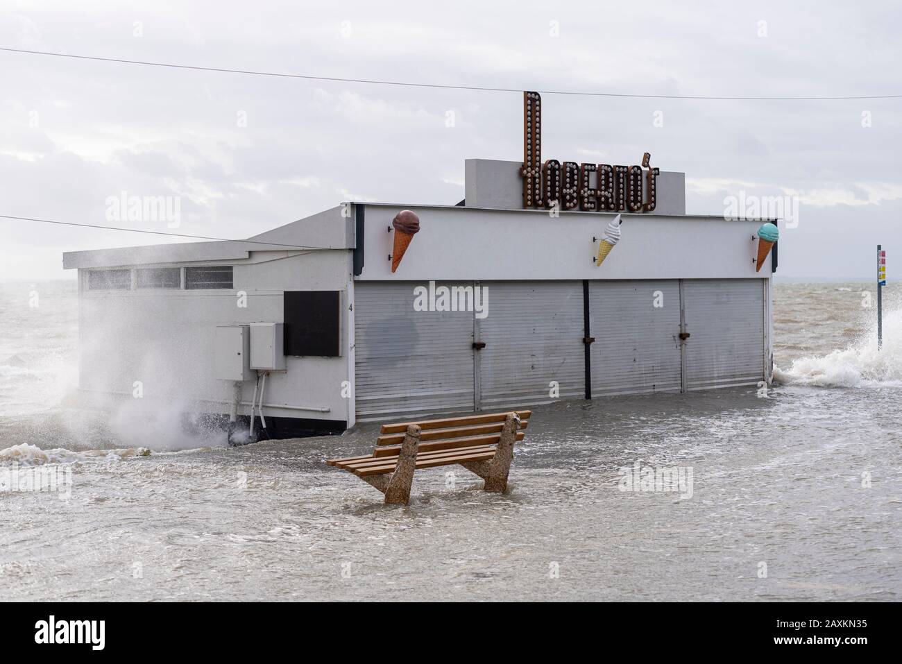 Il business sul lungomare di Roberto è stato travolto dalle inondazioni che hanno colpito l'alta marea di tempesta dopo la tempesta Ciara a Southend on Sea, Essex, Regno Unito. Angusto Foto Stock