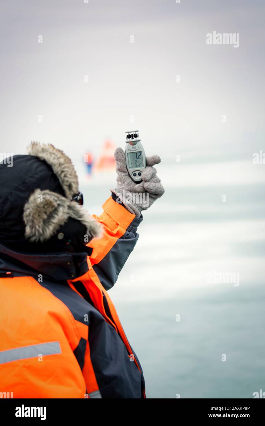Ice vela campionato europeo sul Balaton / Balaton in Ungheria, la gestione regata misura la velocità del vento Foto Stock