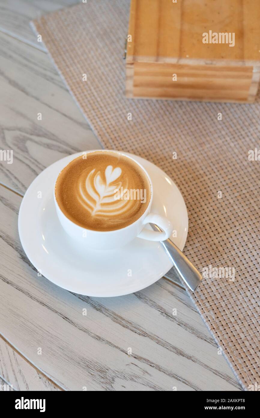 Latte di caffè fresco con schiuma di latte forma di cuore drawed. Aggiunta di caffeina Foto Stock