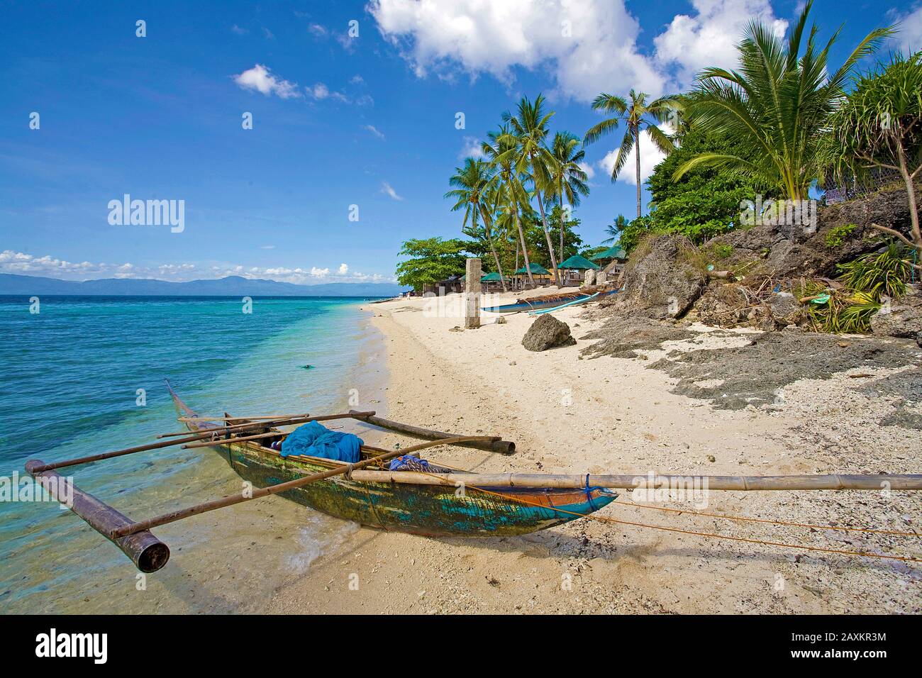Kleines Auslegerboot am White Beach, Moalboal, Cebu, Philippinen | piccola barca a vela su White Beach, Moalboal, Cebu, Filippine Foto Stock