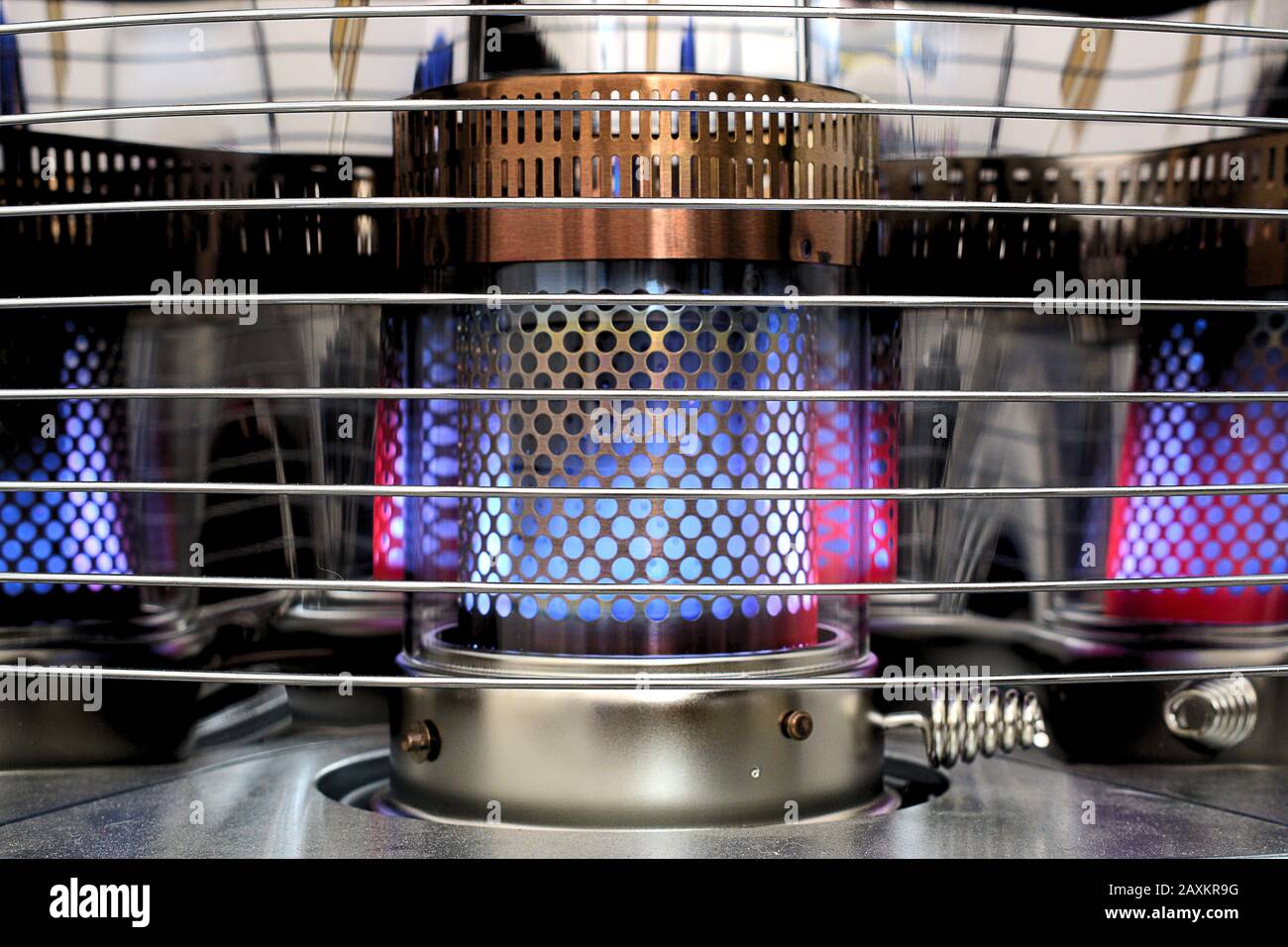 Luce blu su un riscaldatore della paraffina che diventa lentamente di colore rosso caldo Foto Stock