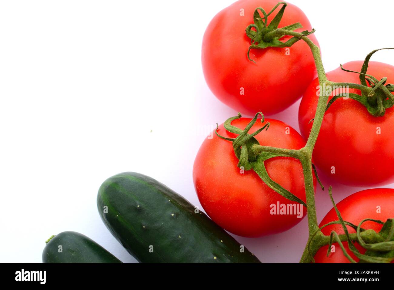 Pomodori e cetrioli su sfondo completamente bianco Foto Stock