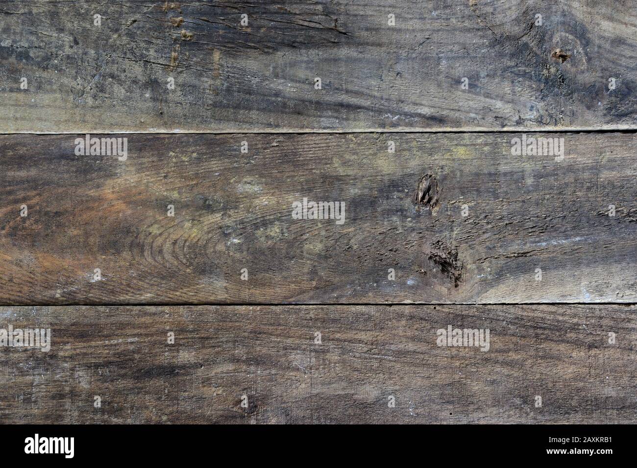 Piano del tavolo stagionato di un vecchio tavolo in legno Foto Stock