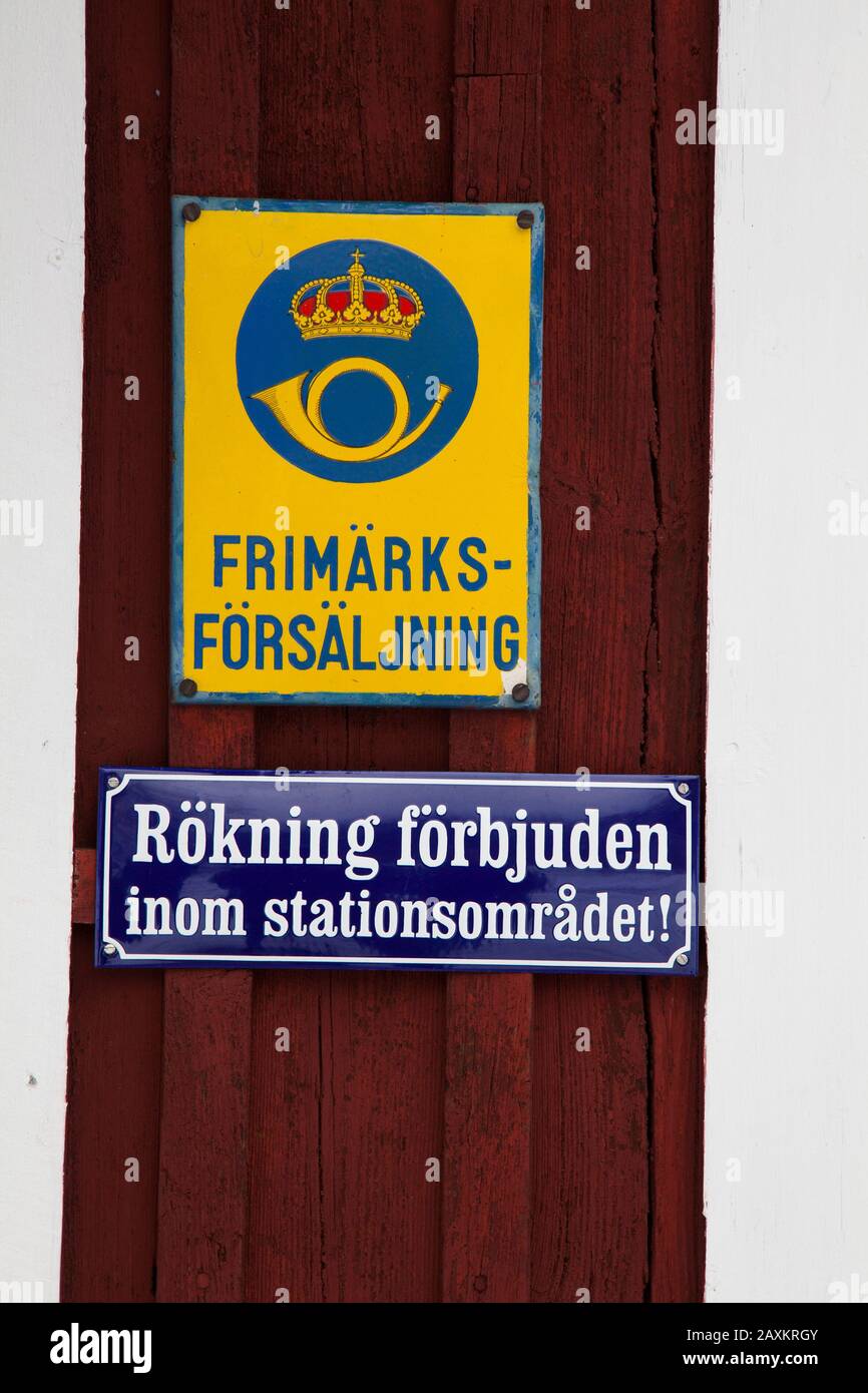 SEGNALETICA smaltata per la vendita di francobolli svedesi e vietato fumare Foto Stock