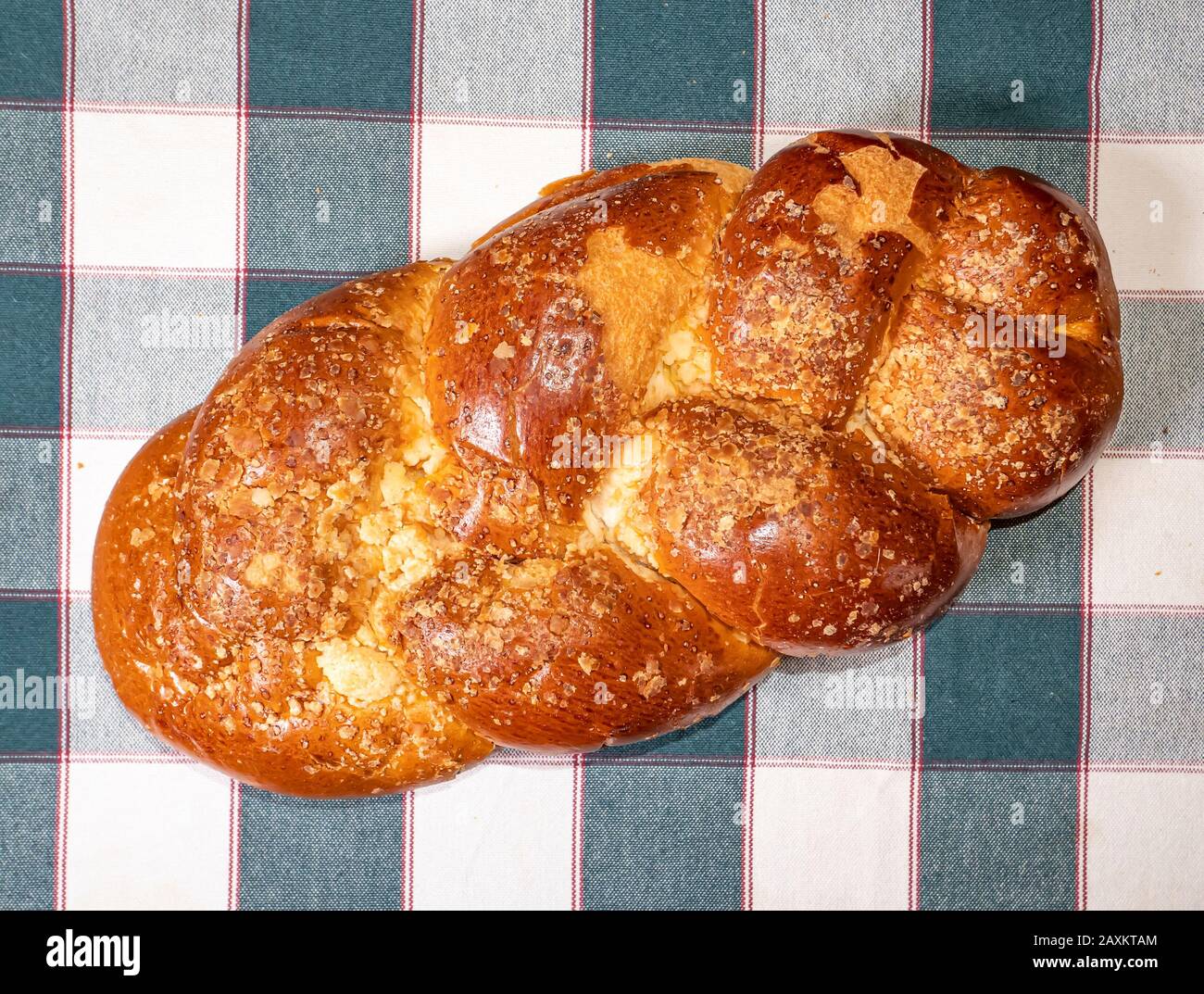 Cuocere il pane bianco sul tavolo. Foto del cibo. Inserire il testo. Immagine di sfondo. Foto Stock