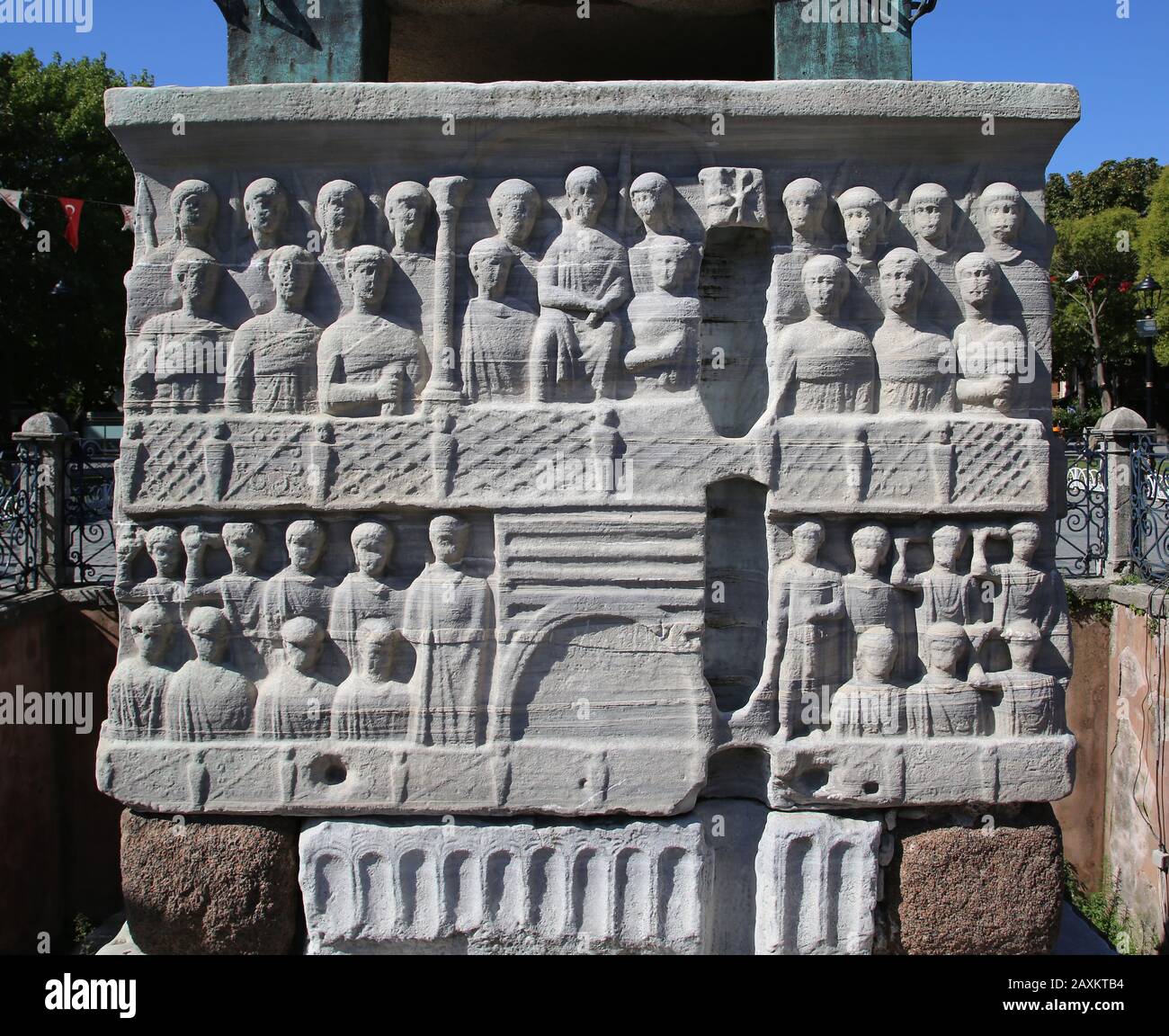 Turchia. Istanbul. Obelisco di Teodosio. Piedistallo. Bassorilievi. Imperatore e la sua corte (facciata Nord) 4th secolo. Ippodromo. Foto Stock
