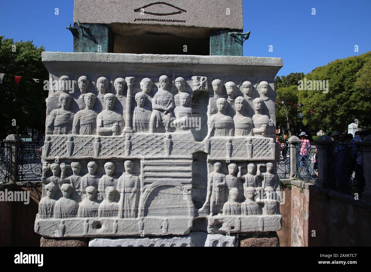 Turchia. Istanbul. Obelisco di Teodosio. Piedistallo. Bassorilievi. Imperatore e la sua corte (facciata Nord) 4th secolo. Ippodromo. Foto Stock