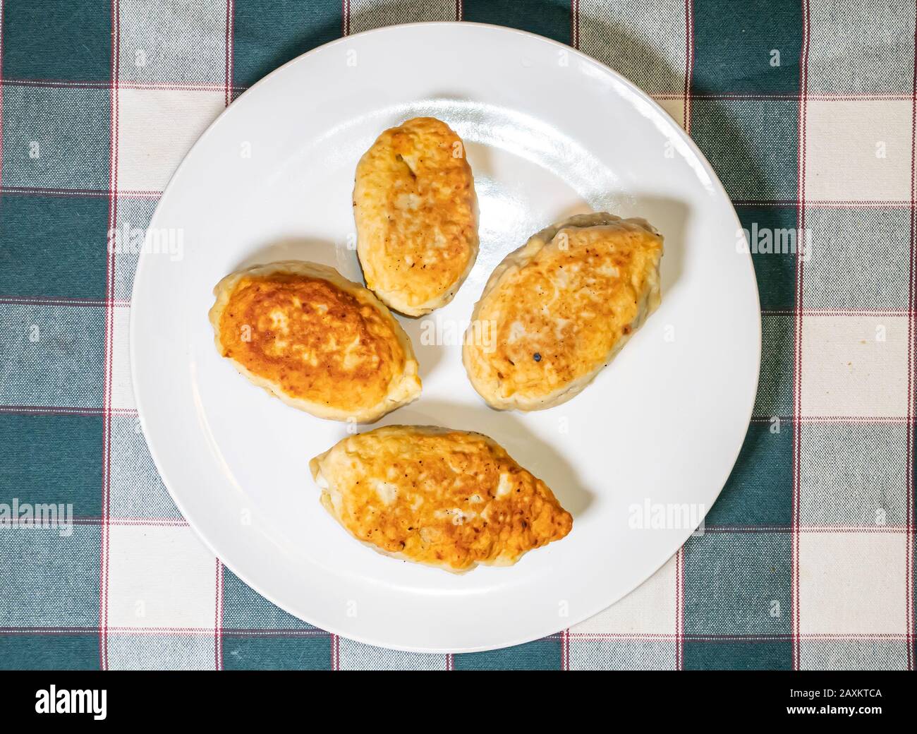 Cotolette su piastra bianca. Foto del cibo. Inserire il testo. Immagine di sfondo. Foto Stock