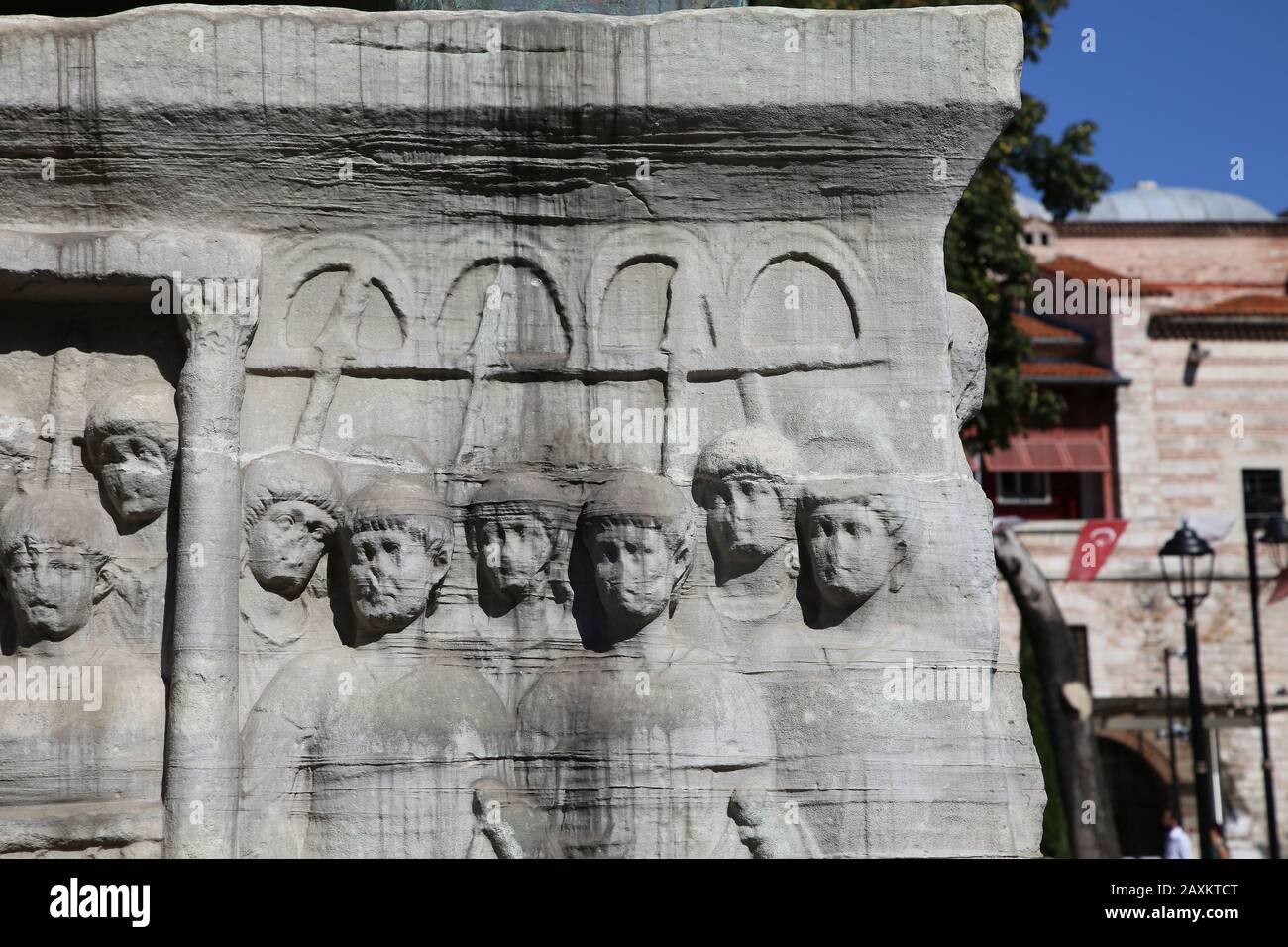 Turchia. Istanbul. Teodosio Obelisco. Piedistallo. Imperatore che offre alloro della vittoria. 4th c. Ippodromo. Foto Stock