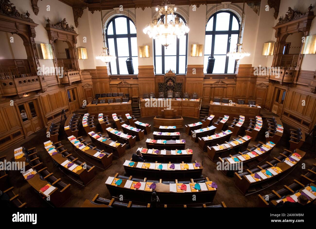 Amburgo, Germania. 12th Feb, 2020. Le capsule colorate si trovano sui tavoli nella sala plenaria del Parlamento di Amburgo nel municipio prima dell'ultima sessione del Parlamento prima dell'elezione. La campagna di motivazione "Votate calorosamente", è stata lanciata dal Presidente Carola Veit, Presidente del Parlamento di Amburgo, in occasione delle elezioni di Stato del 23 febbraio. Credito: Christian Charisius/Dpa/Alamy Live News Foto Stock