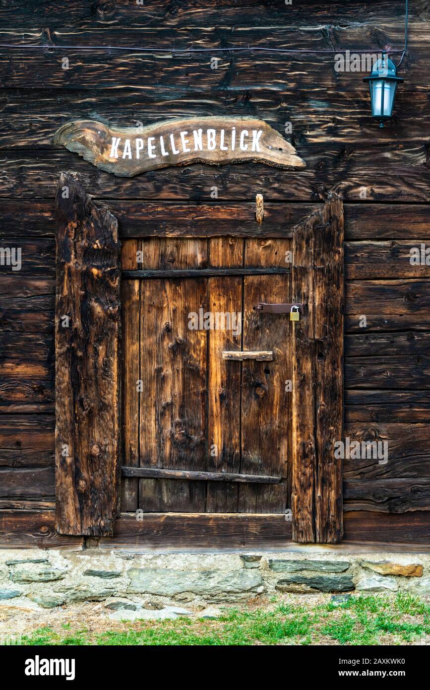 Facciata in legno di chalet alpino tradizionale, Bettmeralp, Canton Vallese, Svizzera Foto Stock