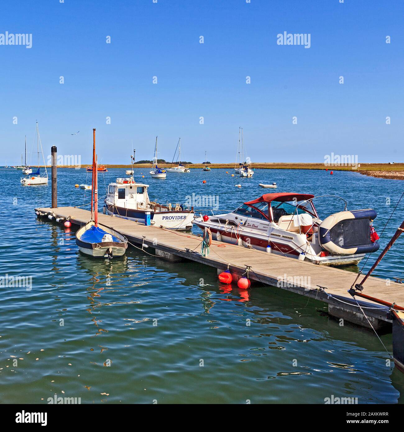 Ormeggi di barche lungo Beach Mile a Wells-next-the-Sea, Norfolk Foto Stock