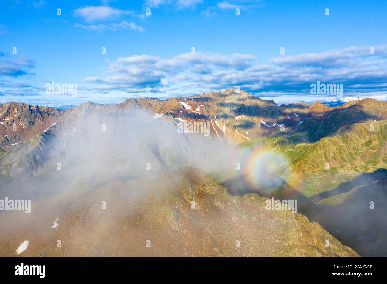 Spettiera Brocken nel cielo drammatico sopra la vetta del Monte Gaviola, Passo di Gavia, Valtellina, provincia di Sondrio, Lombardia, Italia Foto Stock