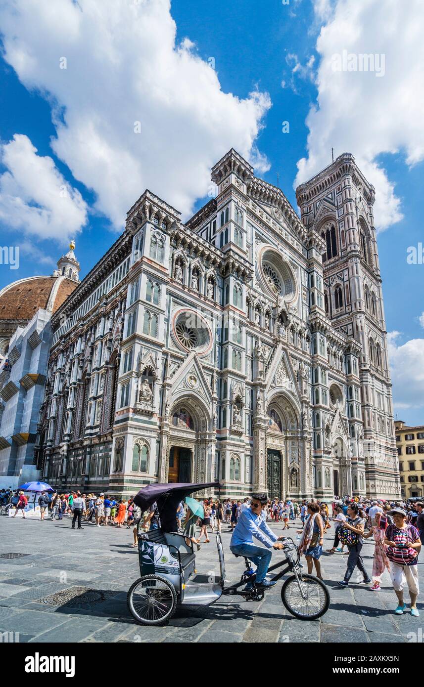 Portale principale e Façade del Duomo di Firenze con il campanile di Giotto, Piazza del Duomo, Firenze, Toscana, Italia Foto Stock