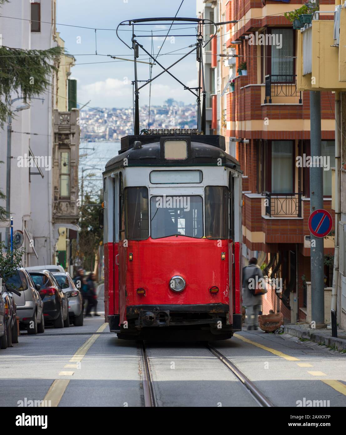 Tram nostalgico nel quartiere di Kadikoy. Kadıköy è un quartiere storico di Istanbul. Foto Stock