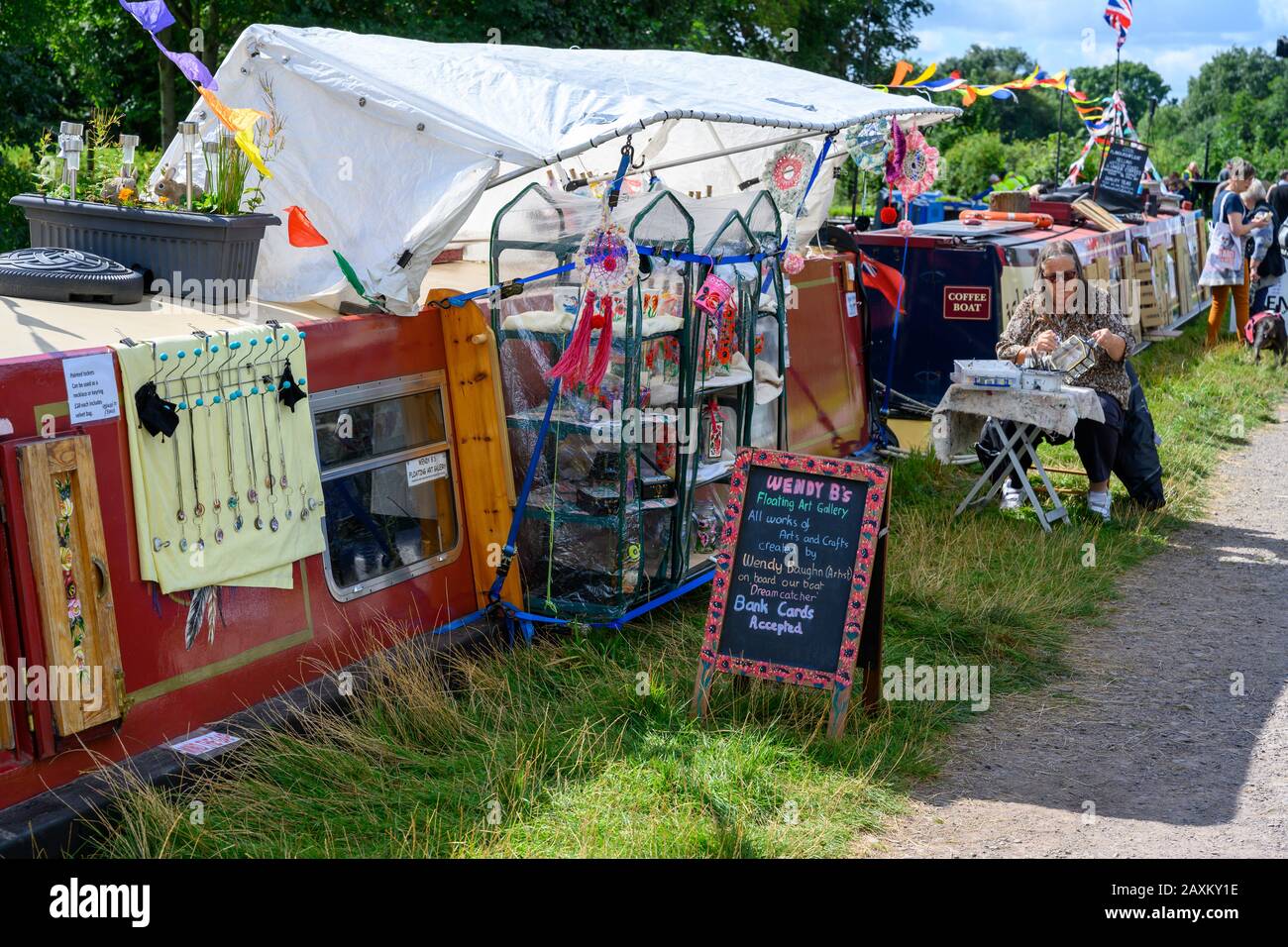 Il commerciante di Narrowboat che vende le merci sull'alzaia al festival del canale di Whitchurch sul canale dell'Unione di Shropshire in North Shropshire, Regno Unito. Foto Stock