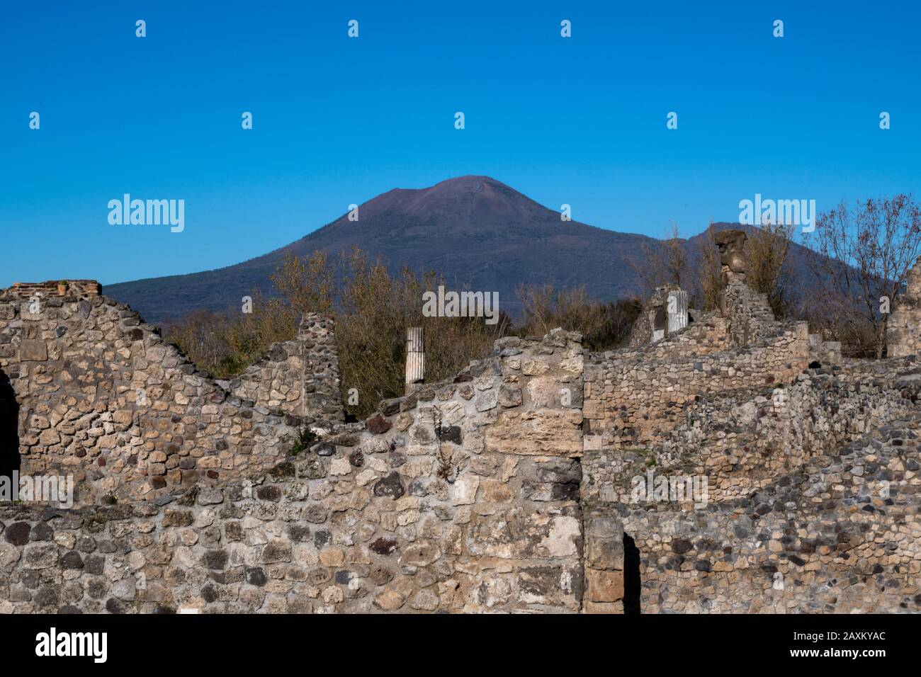 Il vulcano Vesuvio visto dal sito archeologico di Pompei vicino a Napoli, Italia Foto Stock