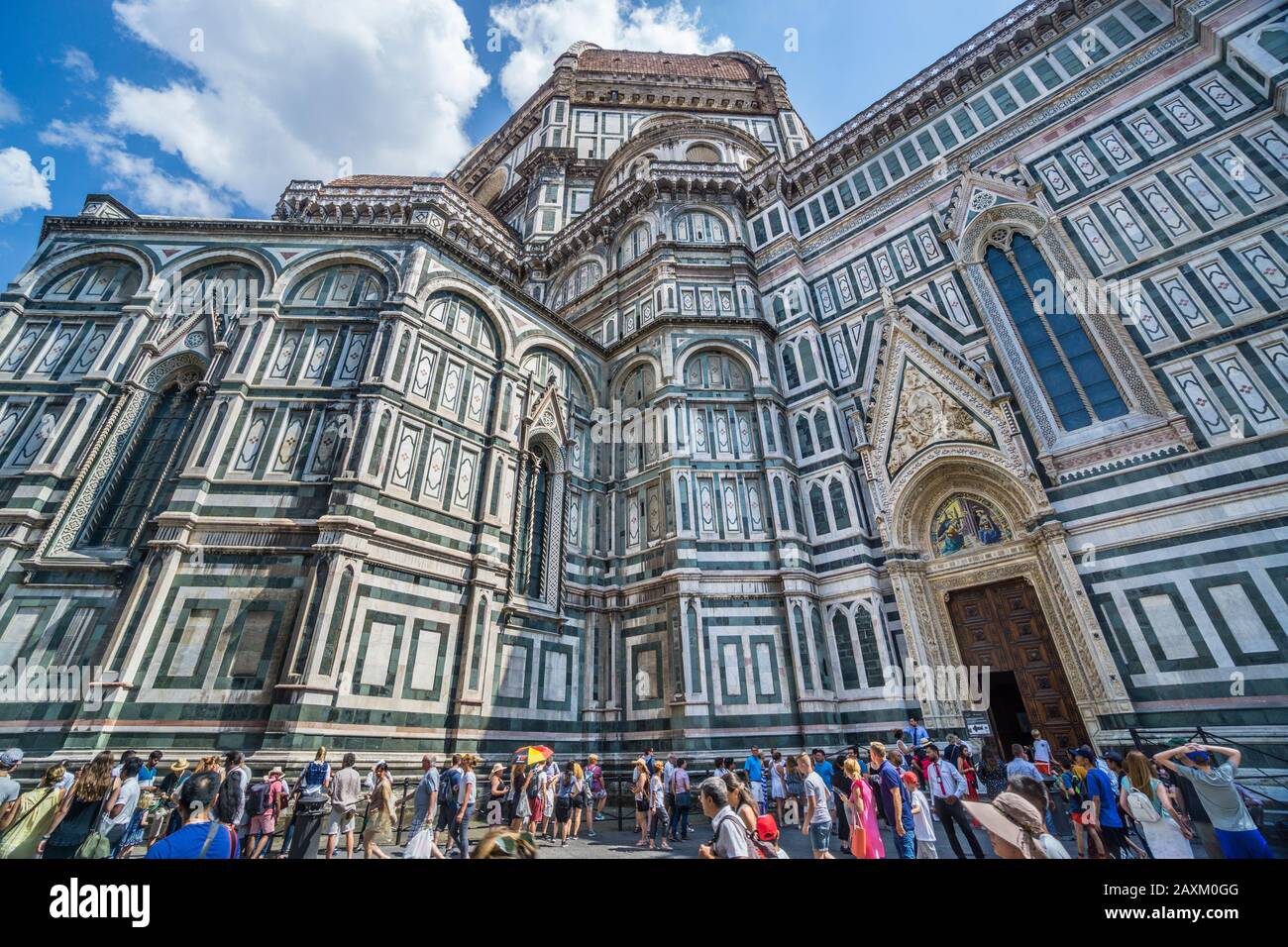 Pareti esterne del Duomo di Firenze, affacciate in bande alternate verticali ed orizzontali di marmo policromo di Carrara (bianco), Prato (verde), Flore Foto Stock