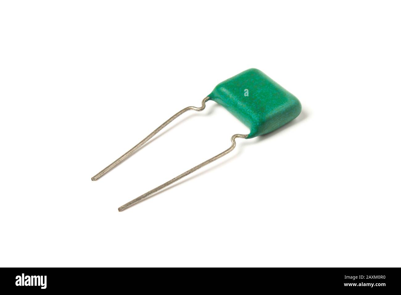 Primo piano condensatore elettrico isolato su bianco Foto Stock