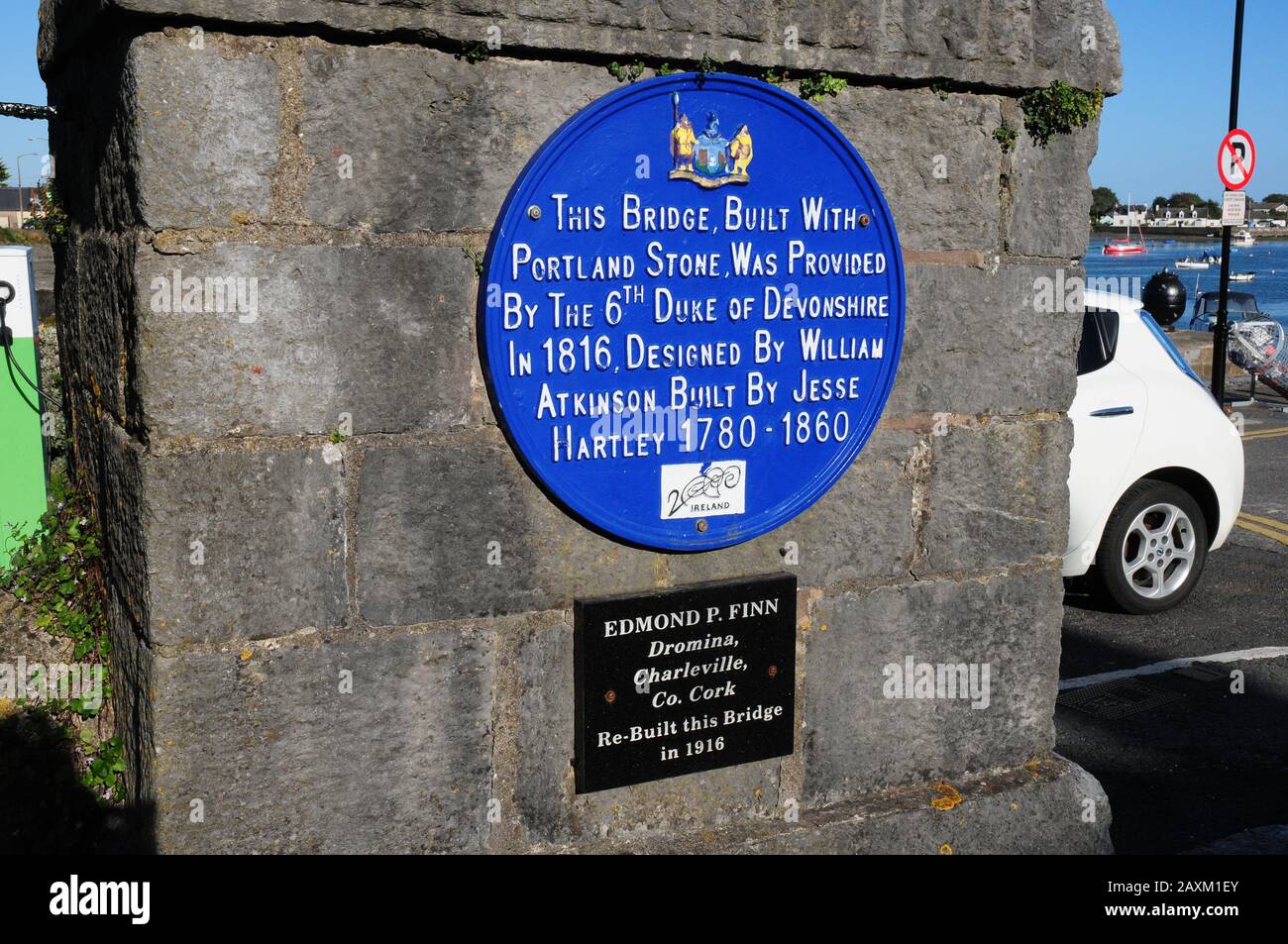 Placca blu sul Ponte Duke of Devonshire. Dungarvan. Foto Stock