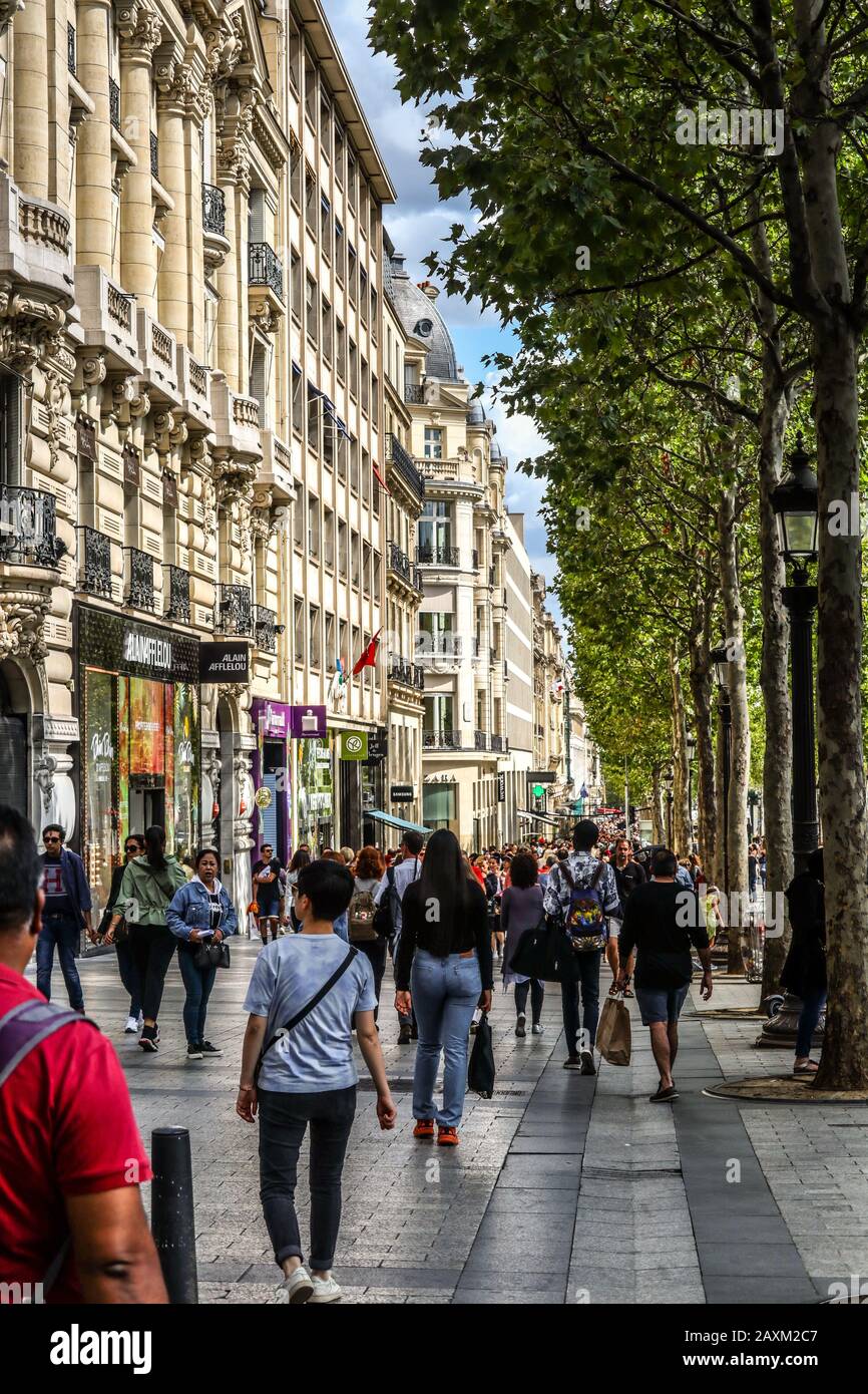 Gli Amanti Dello Shopping Che Camminano Sugli Champs-Élysées Paris France Europe Foto Stock