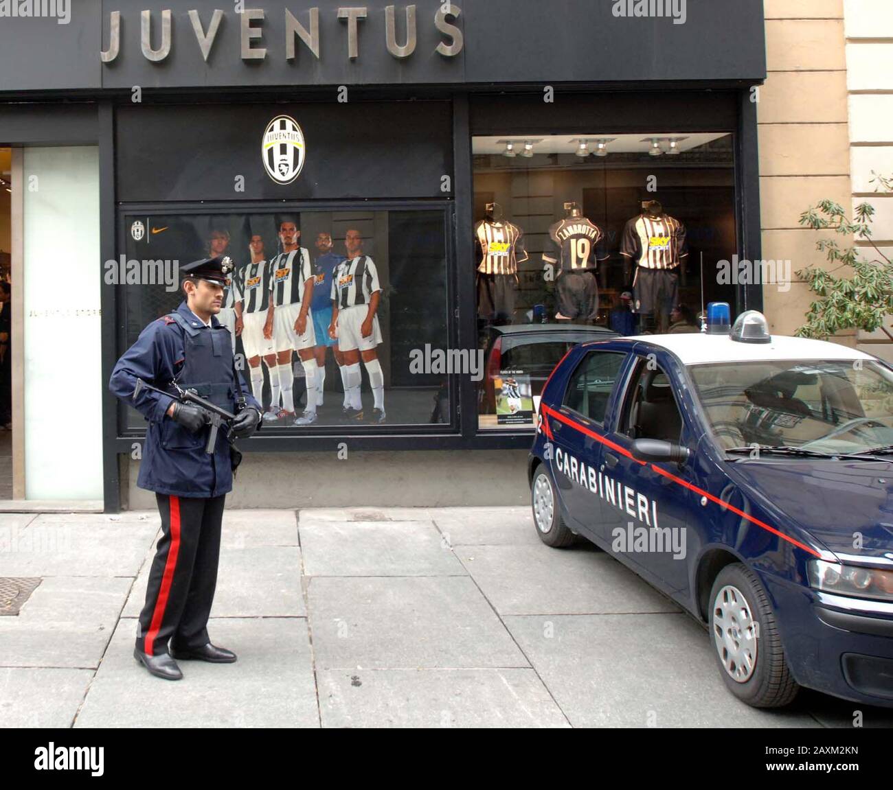 Gli appassionati di calcio della Juventus si scontrano con i tifosi e la polizia di Liverpool quando le due squadre si sono incontrate a Torino nel 2005. È stato il primo scontro dal disastro dello stadio Heysel nel 1985, quando 39 persone hanno perso la vita. Foto Stock