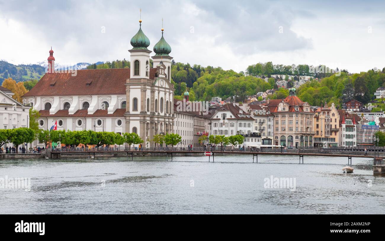 Lucerna, Svizzera - 7 maggio 2017: Panorama della città vecchia di Lucerna con la Chiesa dei Gesuiti, i turisti camminano sulla costa del lago Foto Stock