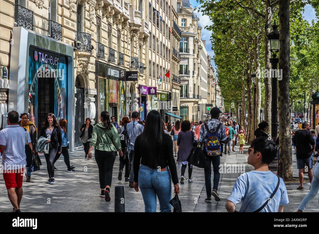 Gli Amanti Dello Shopping Che Camminano Sugli Champs-Élysées Paris France Europe Foto Stock