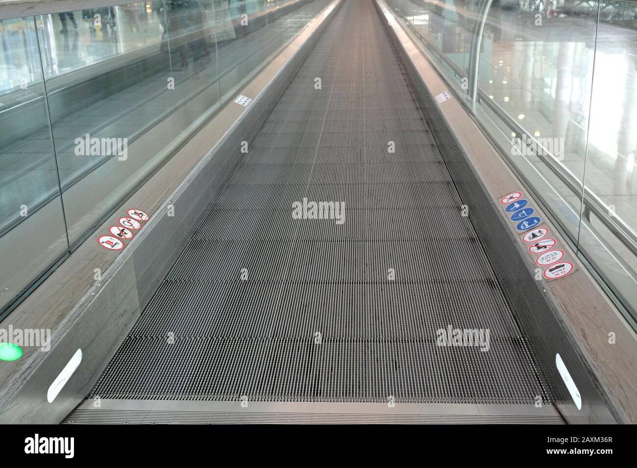 La strada in avanti: Nastro trasportatore all'aeroporto Foto Stock