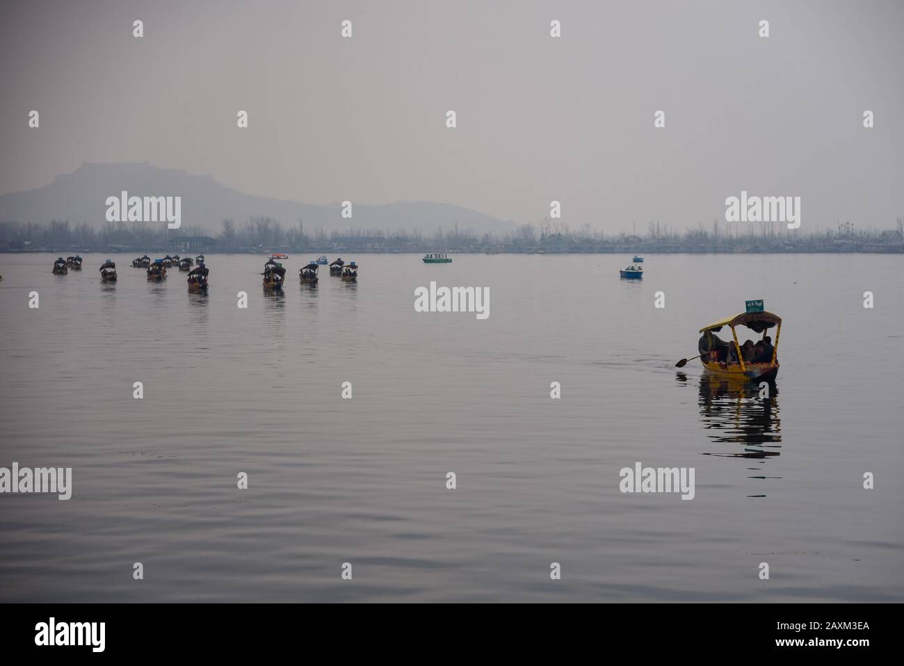 I membri della Delegazione dell'inviato straniero godono Shikara Ride al Lago dal a Srinagar.UNA partita fresca di 25 inviati stranieri dall'Unione europea e paesi del Golfo sono arrivati oggi a Srinagar. Lo scopo della visita degli inviati è di ottenere informazioni di prima mano sulla situazione del terreno dopo l'abrogazione dell'articolo 370 nell'agosto dello scorso anno. Questa è la seconda visita dei delegati stranieri a Jammu e Kashmir. Il lotto comprende inviati provenienti da Germania, Canada, Francia, Nuova Zelanda, Messico, Italia, Afghanistan, Austria, Uzbekistan, Polonia, nonché inviati dell'Unione europea. Foto Stock