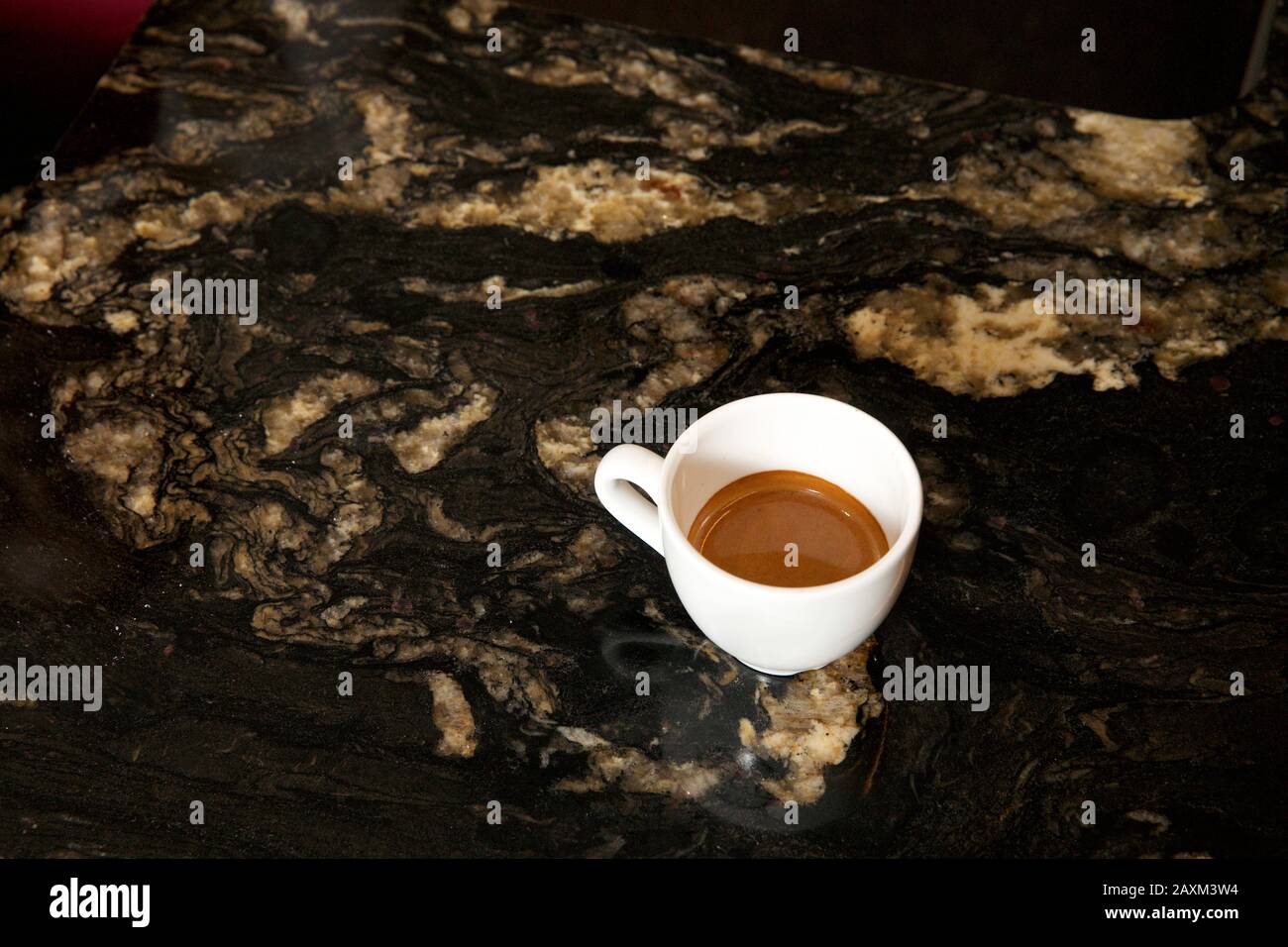 Una tazza di caffè espresso su un bancone in marmo. Foto Stock