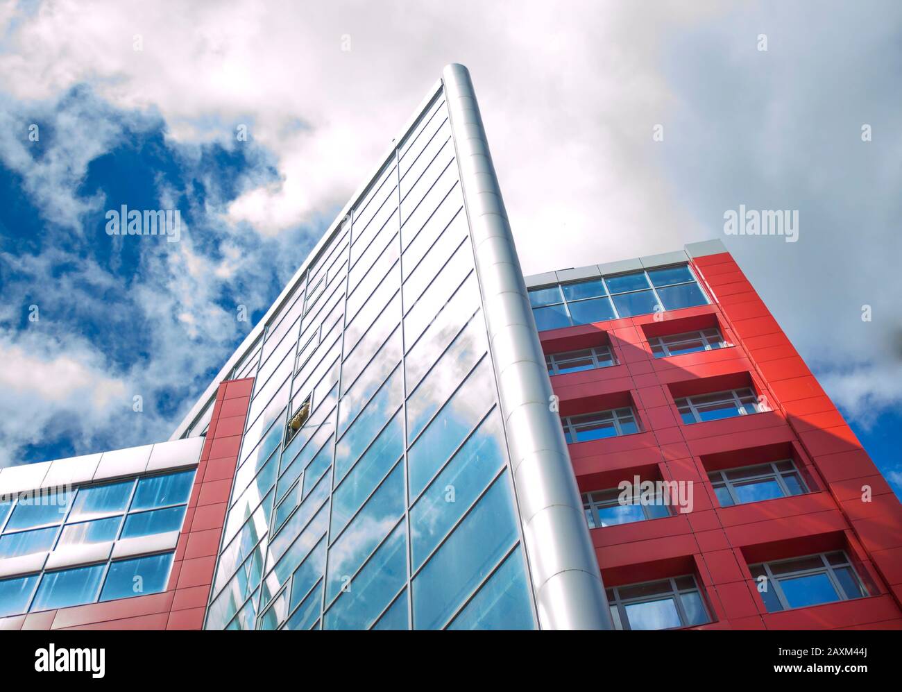 La facciata dell'edificio è Skyscraper con finestre a specchio e cielo blu chiaro Foto Stock