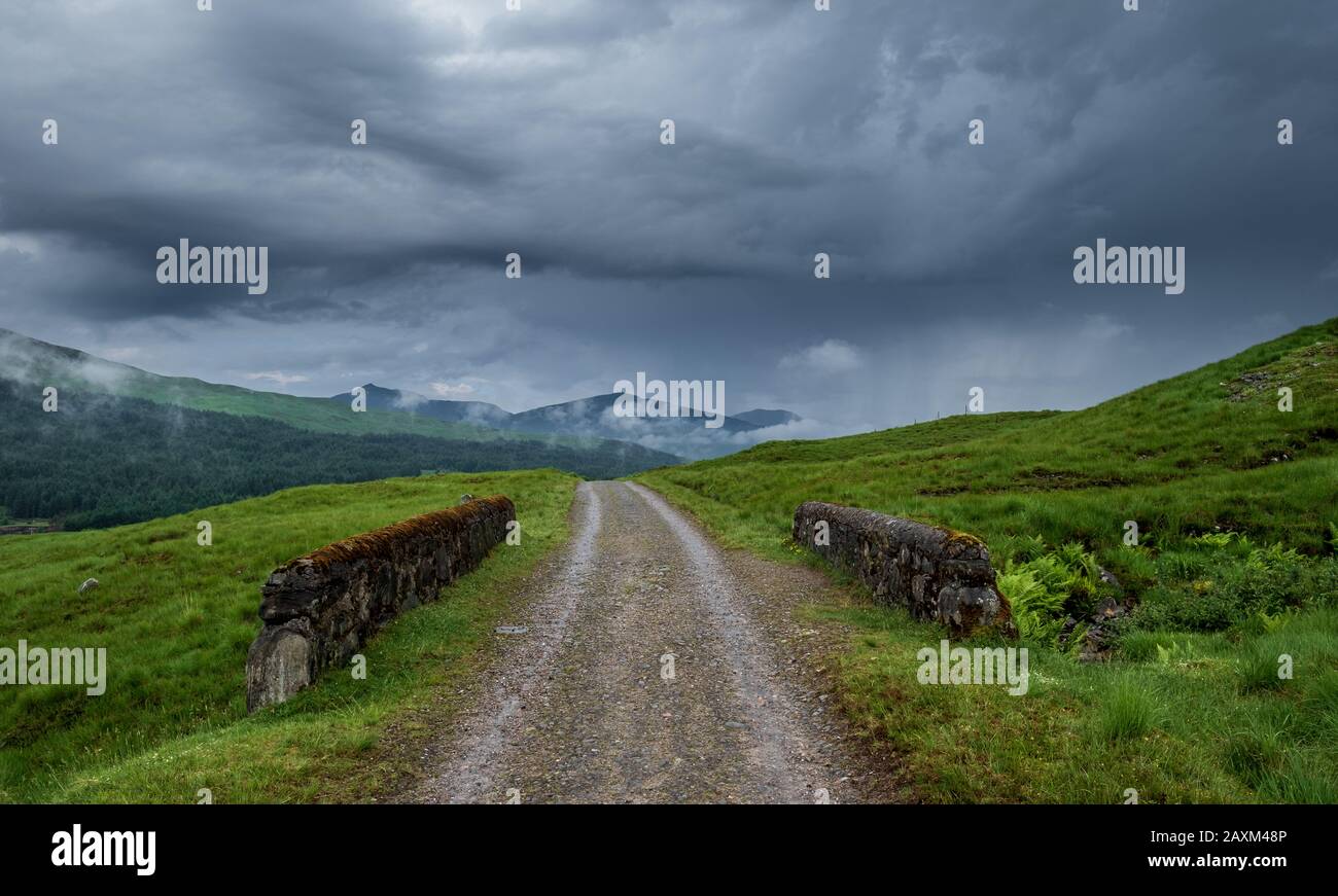 Una vecchia strada militare lungo il West Highland Way National Trail in Scozia Foto Stock