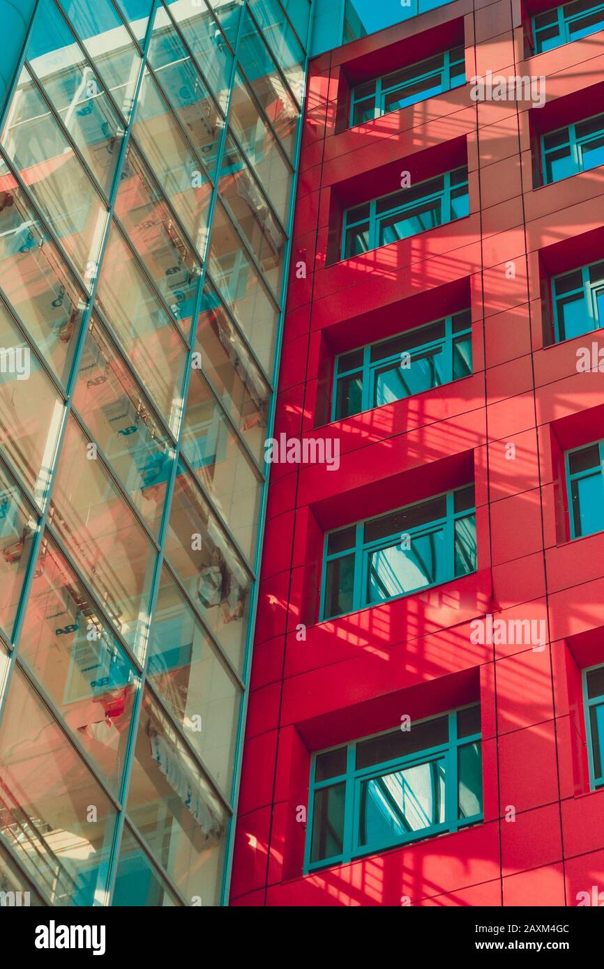 edificio moderno nello stile di hi-tech, pareti rosse, finestre quadrate, pareti in vetro trasparente, filtro per ombre Foto Stock