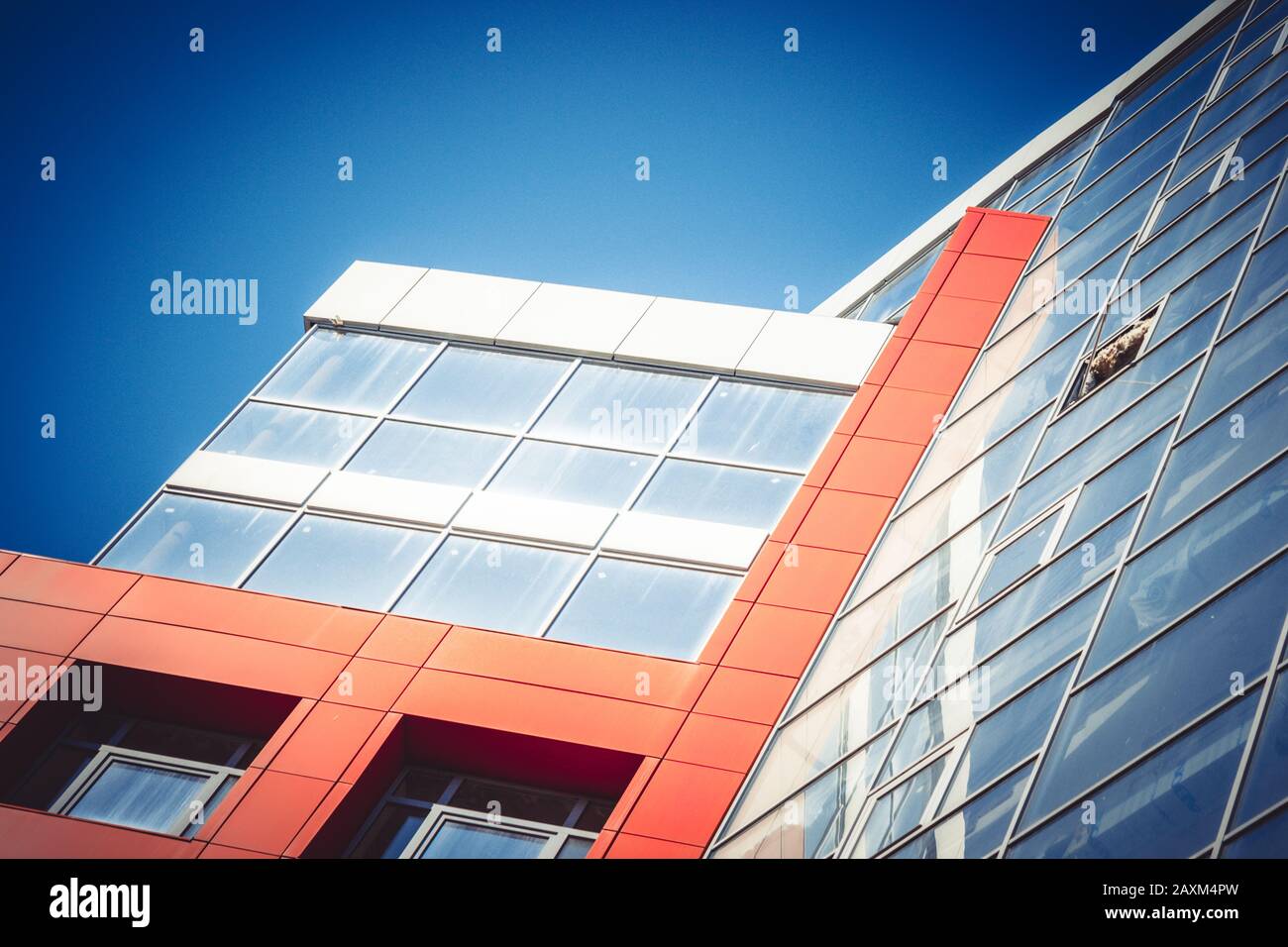 parte dell'edificio nello stile del mod hi-tech sullo sfondo di cielo chiaro ad un filtro ad angolo Foto Stock