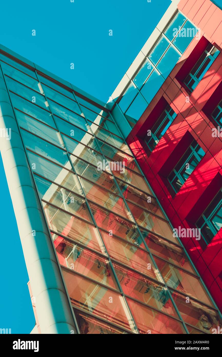 Parte trasparente in vetro della parete di un edificio moderno nello stile di filtro hi-tech Foto Stock