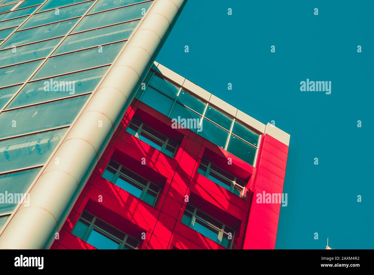 pezzo di una facciata di un edificio con pareti rosse nello stile di mod hi-tech contro il filtro cielo Foto Stock