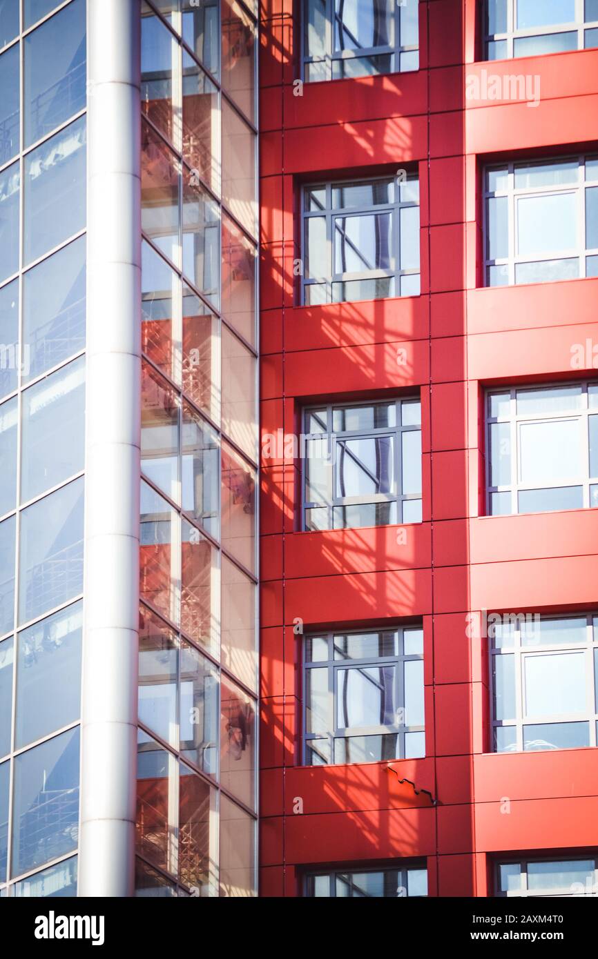 facciata, di fronte alla casa rossa in stile high-tech con finestre quadrate e un muro trasparente in una giornata di sole. Astratto sfondo architettonico Foto Stock