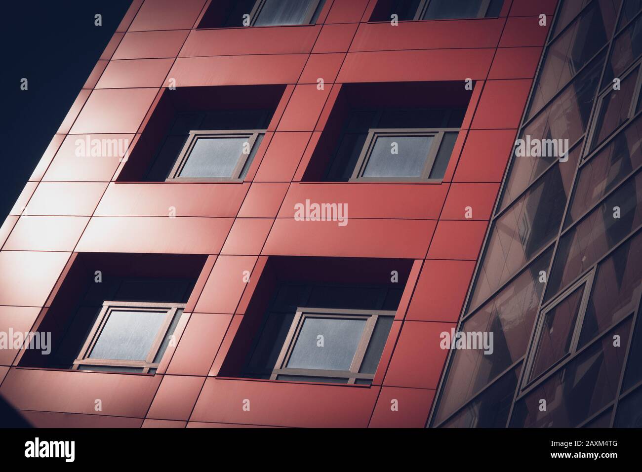 immagine orizzontale della facciata di un edificio moderno con finestre quadrate e filtro d'ombra profonda Foto Stock