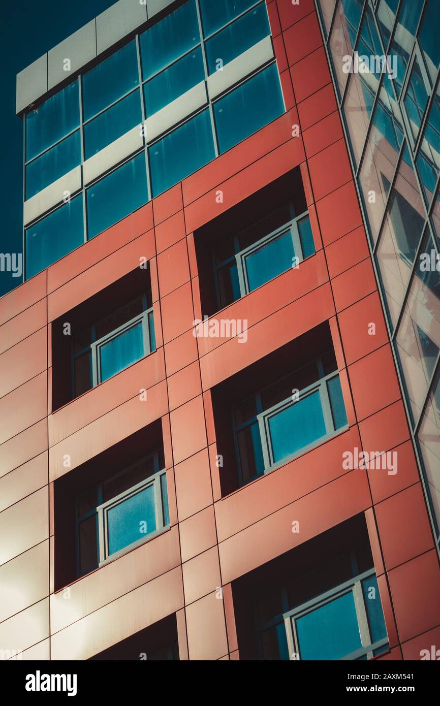 pareti frontali di edifici moderni con filtro di colore rosso Foto Stock