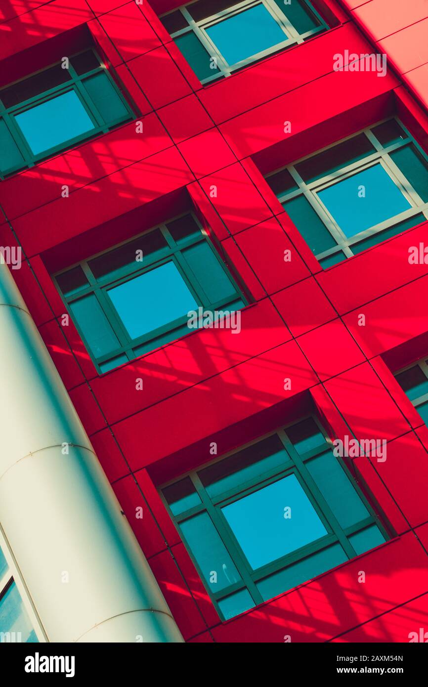 primo piano della facciata dell'edificio in stile modernistico con filtro hi-tech Foto Stock
