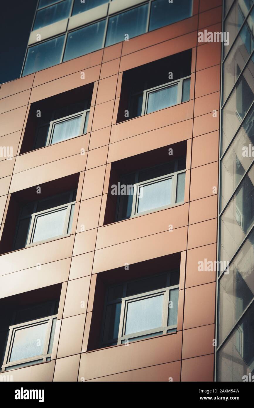 edificio moderno con finestre quadrate e rosso con filtro d'ombra profonda Foto Stock